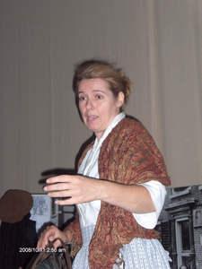 878122 Portret van Corinne Vis van bureau Confetti dell'Arte, tijdens een toneelvoorstellinkje voor kinderen in het ...